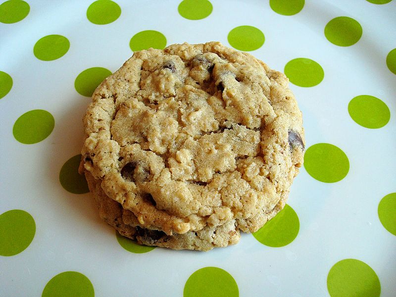 File:Classic Oatmeal Chocolate Chip Cookie.jpg